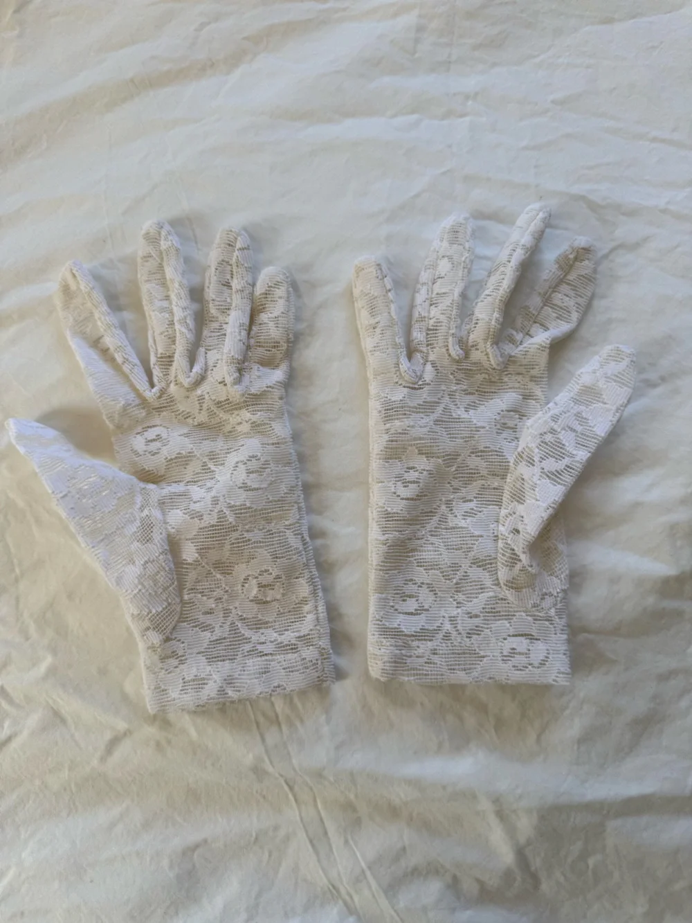 VINTAGE White Floral Lace Wrist Length Gloves